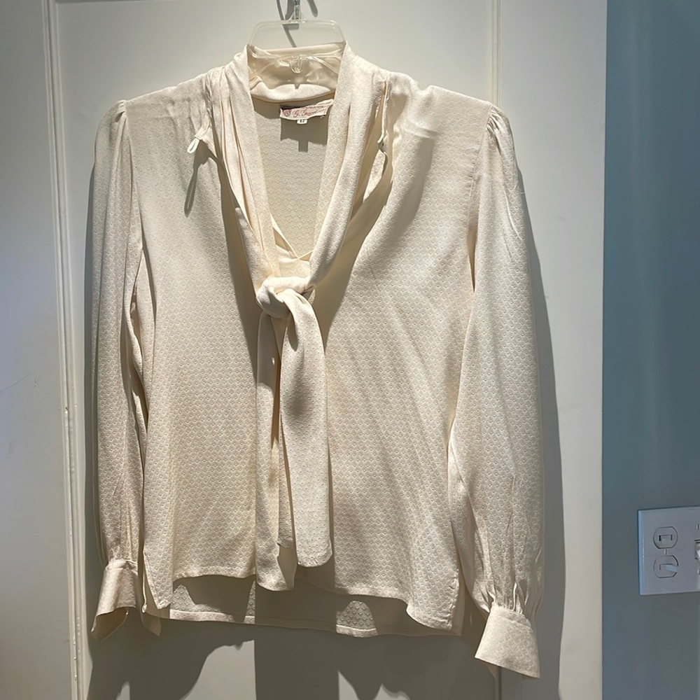 Vintage Gucci silk blouse with tie accent. V opening with button.